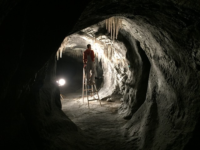 76.1_Int.IceCave_Set Build