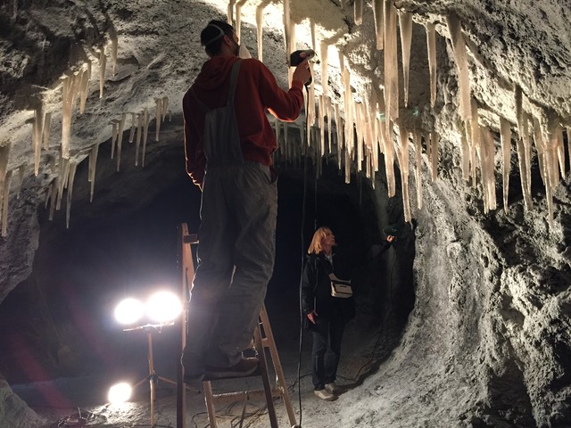 76.2_Int.IceCave_Set Build